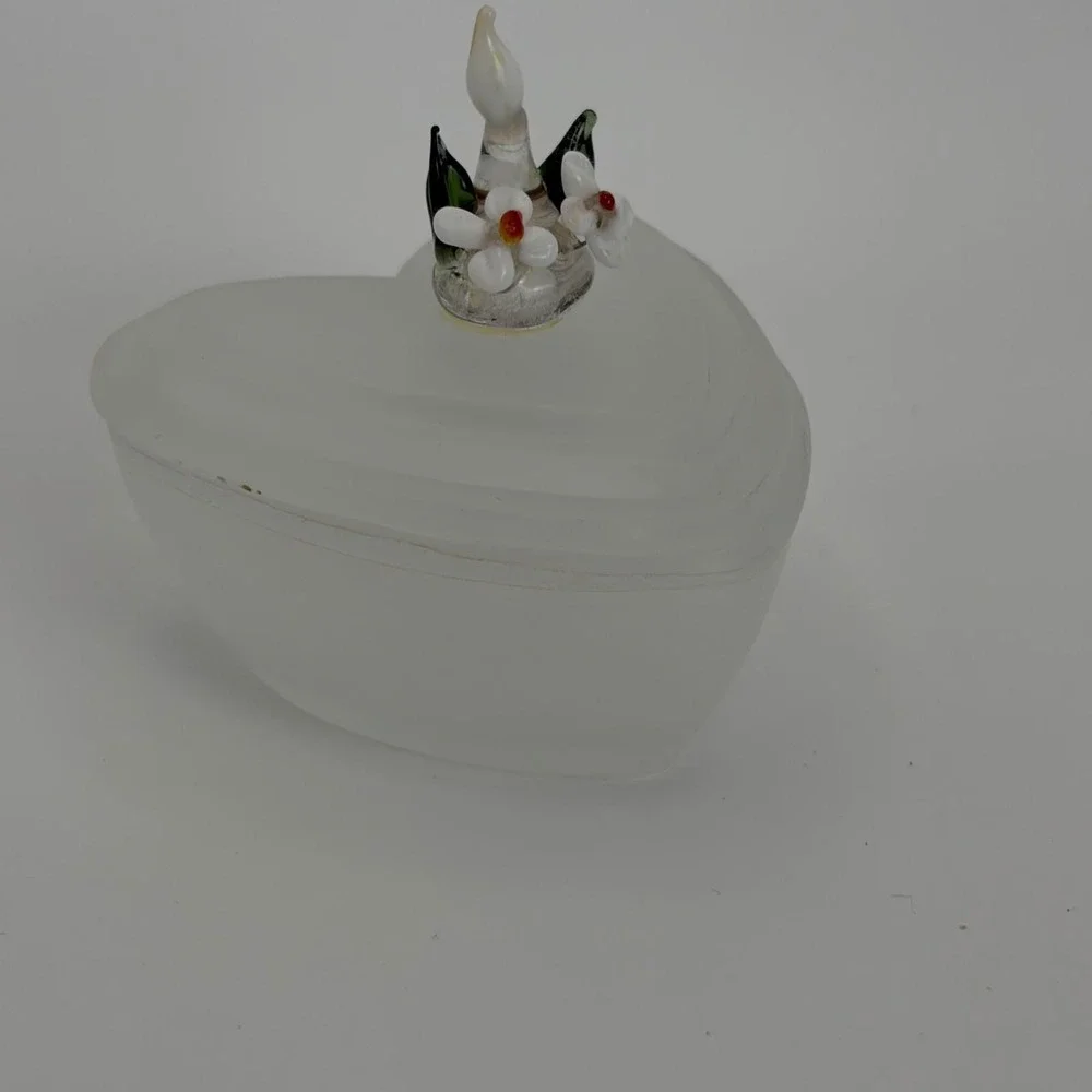 Vintage Frosted Glass Heart Trinket‎ Box Hand Blown Lampwork Floral Lid White